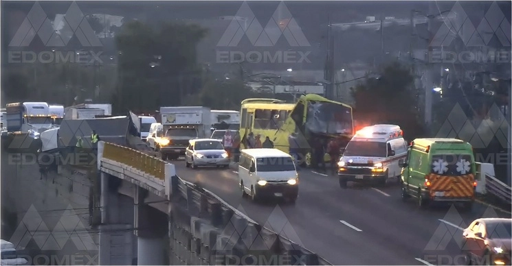 El accidente ocurrido en la carretera México-Toluca causó una fila de autos de más de ocho kilómetros, en sentido hacia la capital mexiquense, el 22 de junio de 2023. Foto tomada de Twitter @C5Edomex
