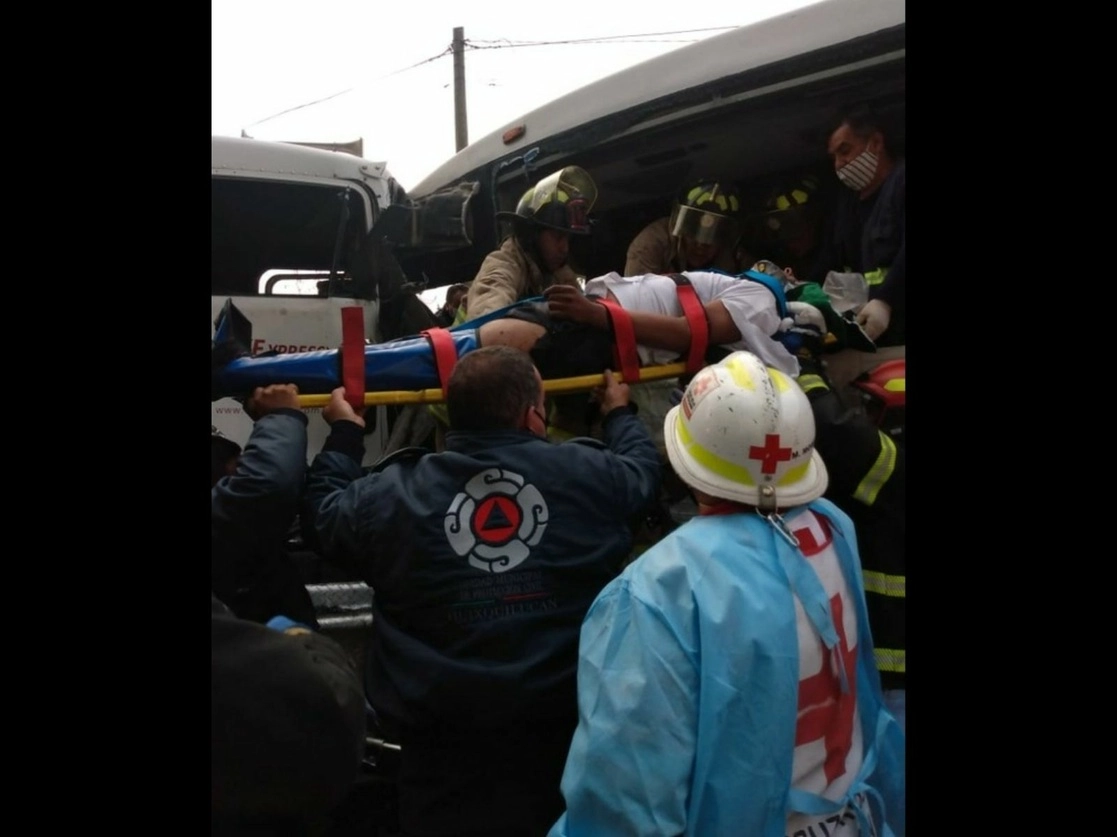 Personal de Protección Civil realiza maniobras para inhibir el combustible que se regó en el tramo carretero Naucalpan-Toluca, entre las comunidades de La Viga y El Hielo. Foto cortesía Cruz Roja