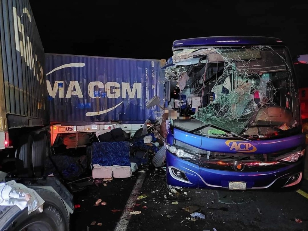 Un autobús de pasajeros se impactó contra un tráiler en Colima, el 28 de noviembre de 2023. Foto cortesía Protección Civil