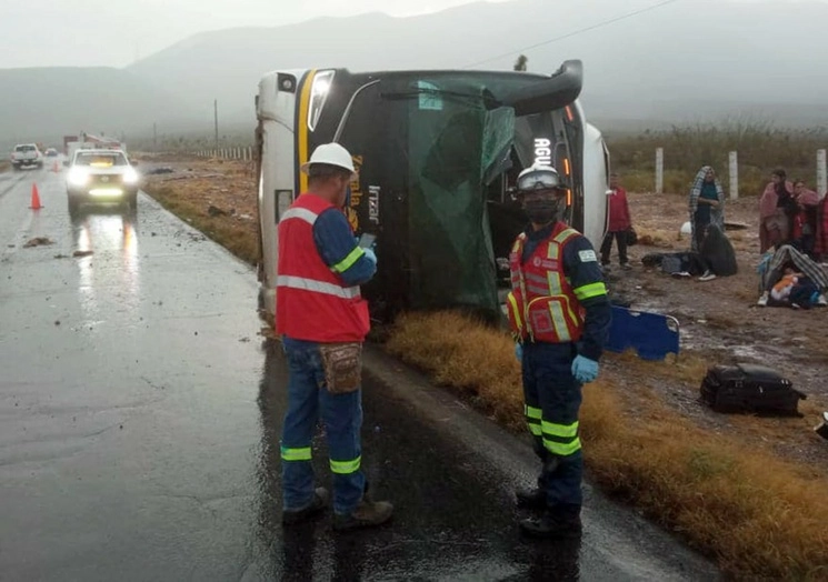 Al parecer, el chofer de la pesada unidad perdió el control y ésta se volcó a un costado de la carretera federal 54, tramo Saltillo–Zacatecas, el 3 de julio de 2023. Foto Alfredo Valadez Rodríguez