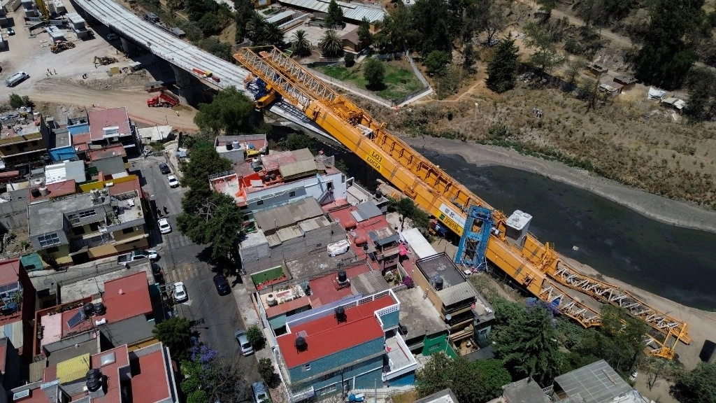 Una lanzadora de dovelas (una especie de grúa utilizada para la construcción de puentes) de 200 metros de longitud y 800 toneladas de peso se desplomó del viaducto elevado a la altura de la presa Tacubaya, alcaldía Álvaro Obregón, sin que se reportaran personas lesionadas. es el cuarto incidente en el proyecto en lo que va del año. Foto Cuartoscuro



