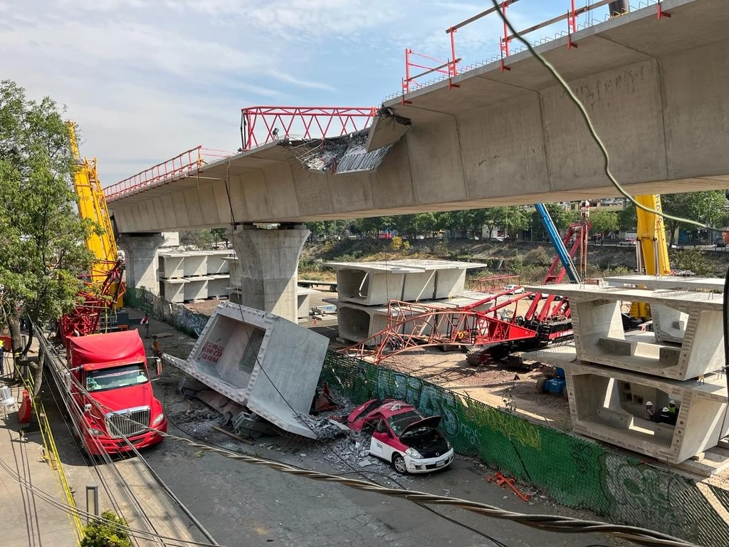 Continúan los trabajos de remoción de la estructura que cayó ayer desde la construcción del Tren Interurbano en la colonia Minas de Arena, en la alcaldía Álvaro Obregón, en la Ciudad de México, el 17 de enero de 2024. Foto Alfredo Domínguez