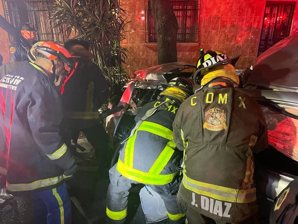 Bomberos de la Ciudad de México en las labores de rescate tras el accidente registrado en el cruce de Eje 6 y Gabriel Mancera, en la colonia del Valle, el 20 de julio de 2022. Foto tomada del Twitter de @Bomberos_CDMX