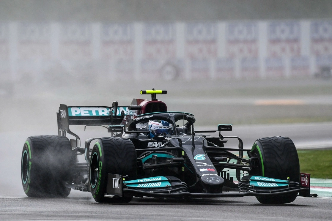 El piloto finlandés de Mercedes, Valtteri Bottas, conduce durante el Gran Premio de Fórmula Uno de  Emilia-Romaña en el Circuito Internacional Enzo y Dino, en Imola, Italia, el 18 de abril de 2021. Foto Afp