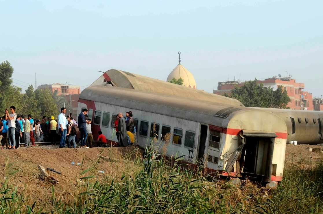 Gente se congrega alrededor de donde un tren de pasajeros descarriló, cerca de Banha, provincia de Qalyubia, Egipto. Foto AP