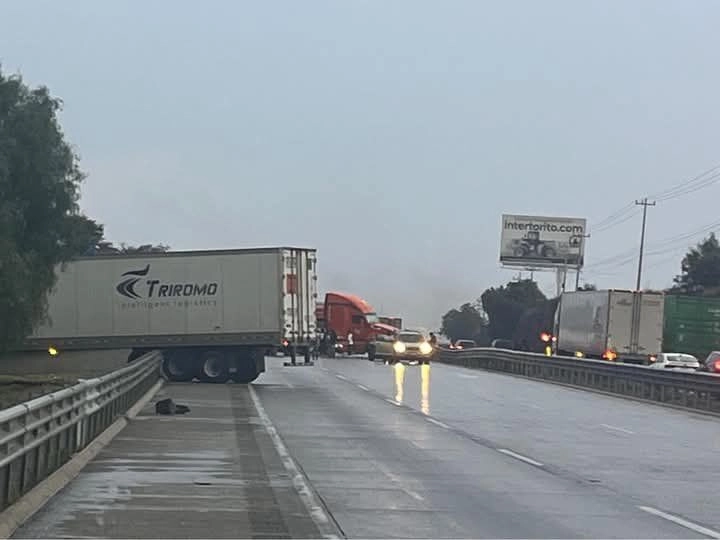 La autopista México-Querétaro fue cerrada a la circulación con dirección a la Ciudad de México, debido al choque múltiple entre al menos seis vehículos. Foto