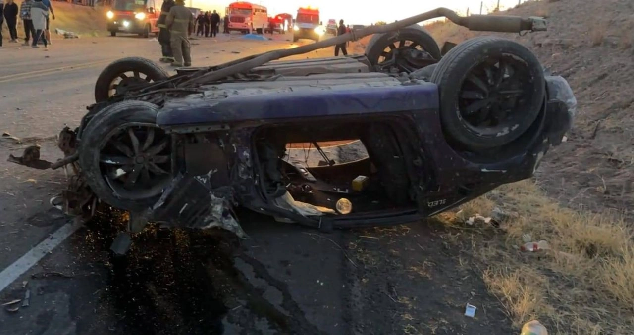 El vehículo Chrysler era conducido por dos jóvenes de 16 y 20 años de edad, en estado de ebriedad, y ambos resultaron también con heridas graves.