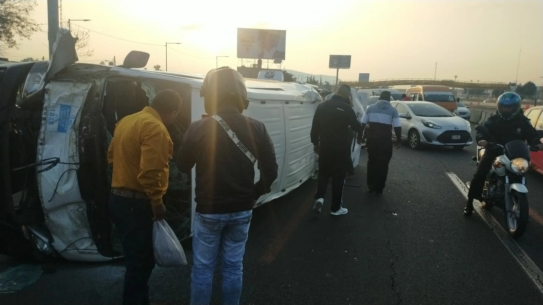 Se reportan 14 heridos, uno de gravedad a causa de la volcadura de la ‘combi’. Foto ‘La Jornada’ 