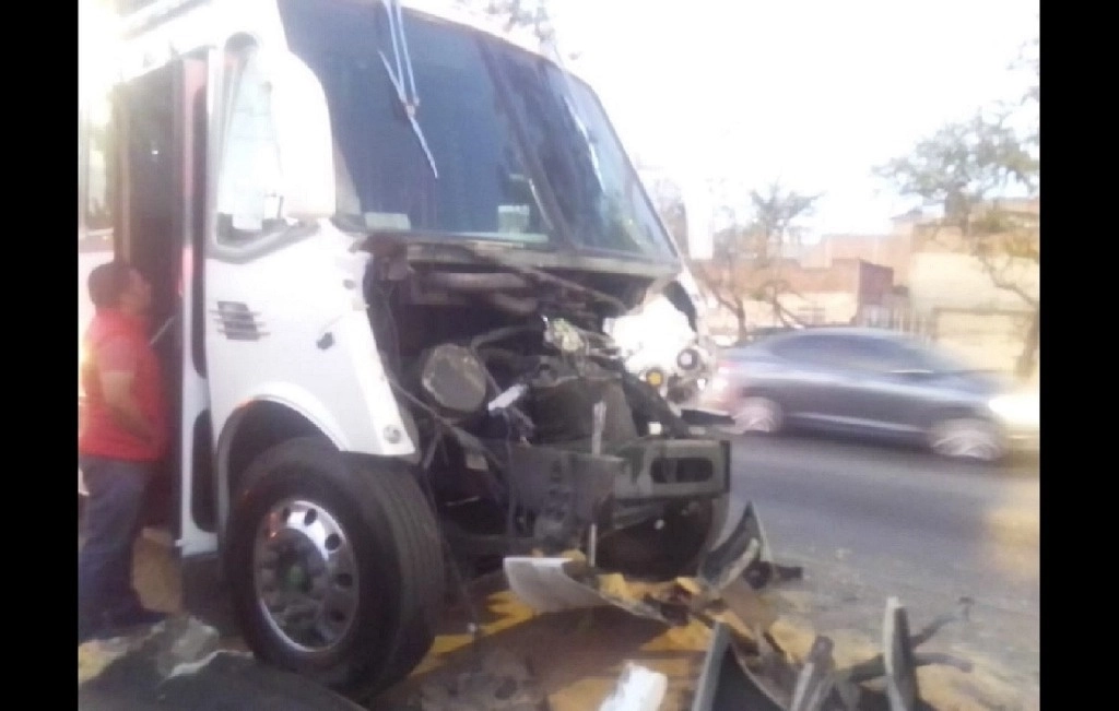 Elementos de Protección Civil atendieron el accidente vial que dejó 30 heridos. Foto Tomada del Twitter @PCJalisco