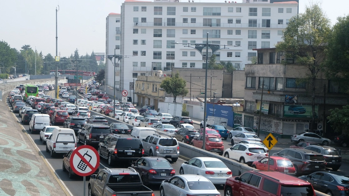 Las filas de autos en ambos sentidos de Periférico superaron ayer seis km luego de la volcadura de un camión de carga a la altura de Perisur, mientras en otros puntos de la ciudad, como Viaducto (imagen), el caos vial se debió a la Fórmula Uno, que ayer empezó prácticas. Foto José A. López