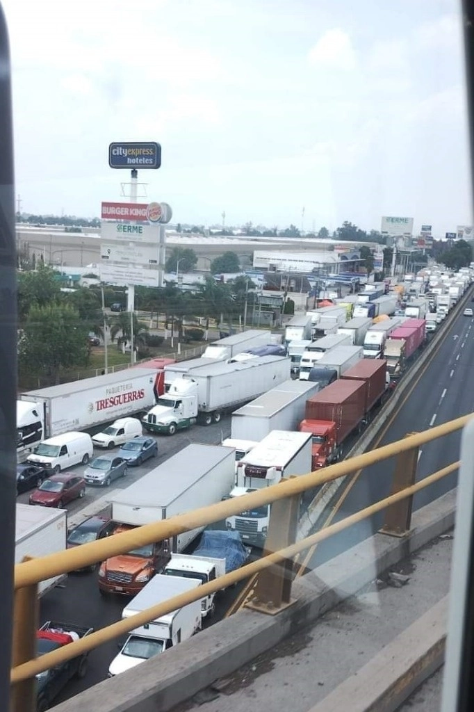 Dos accidentes carreteros en la autopista México-Querétaro dejaron más de 30 kilómetros de tráfico vehicular. Foto Difundida en redes sociales 