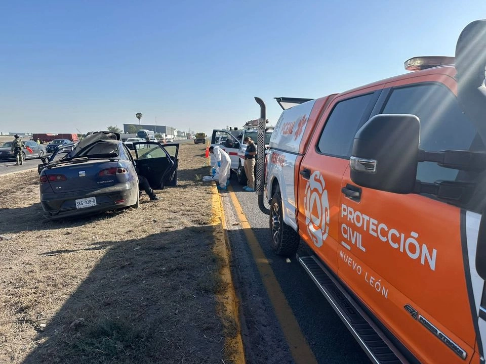 Protección Civil del Estado de Nuevo León informó que el incidente ocurrió cuando un tráiler se impactó con una unidad particular, empujando al auto hasta el camellón central de la vialidad. 