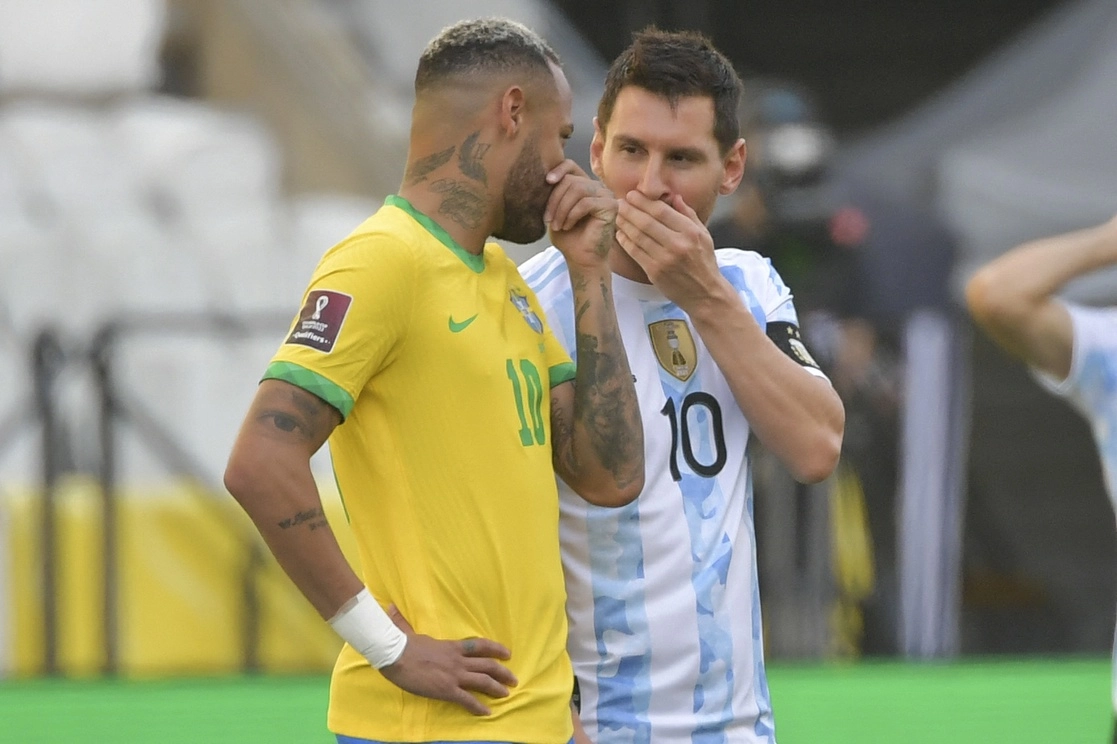 Neymar y Leo Messi, estrellas del PSG, tuvieron ocasión de saludarse en el caótico partido Brasil-Argentina, clasificatorio al Mundial, que se suspendió el domingo. Foto Afp