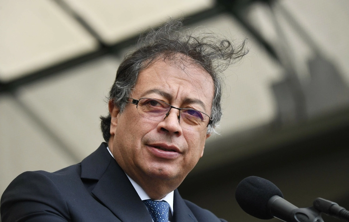 El presidente colombiano, Gustavo Petro, pronuncia un discurso en una Escuela Militar en Bogotá el 6 de diciembre de 2022. Foto Afp