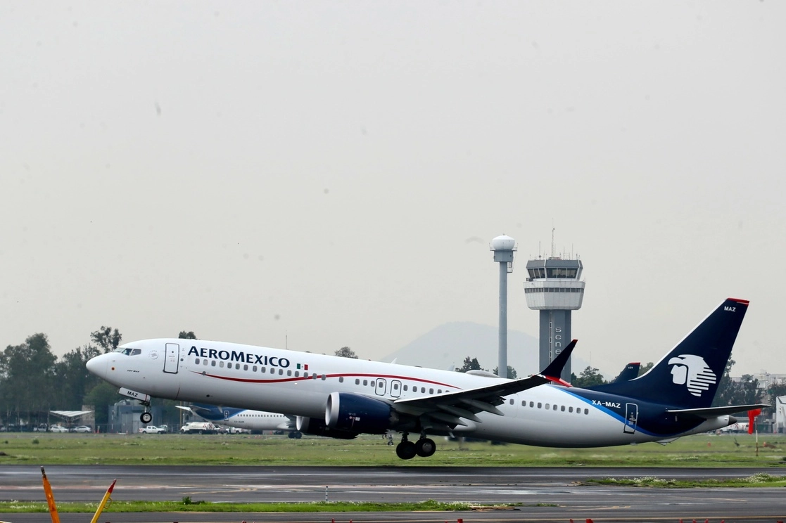 Un avión de Aeroméxico, despega del Aeropuerto Internacional de la Ciudad de México. Foto Roberto Garcia Ortiz / Archivo