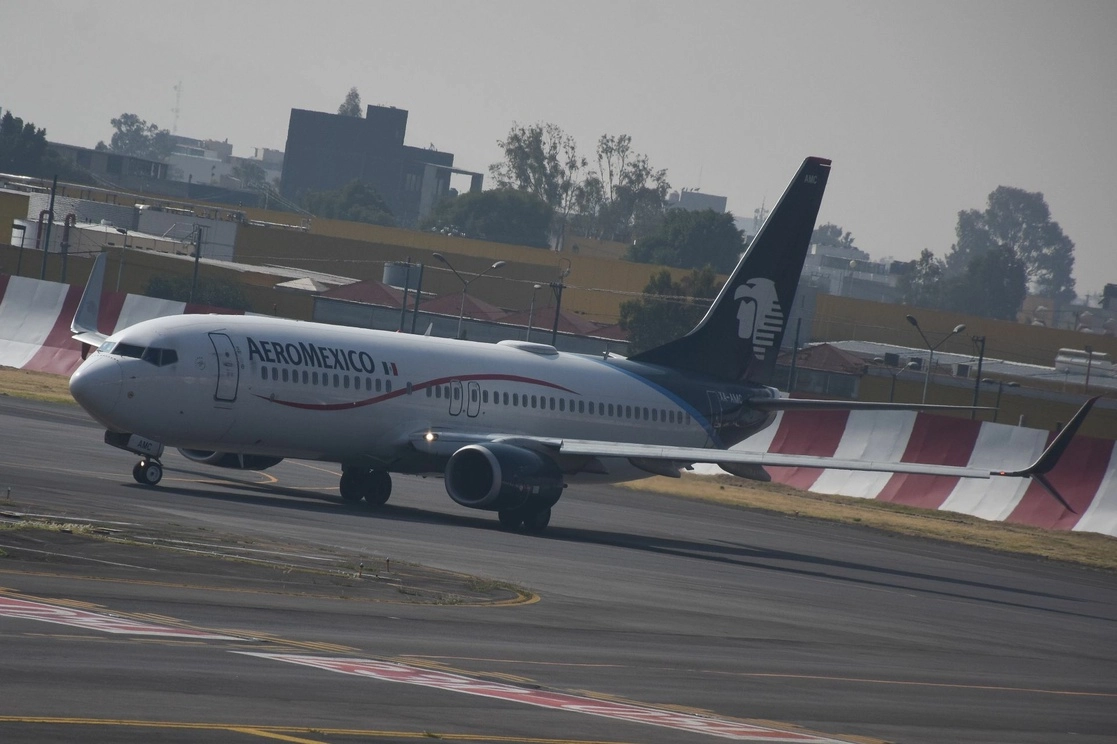 En la sesión del viernes 17 de diciembre, las acciones de Aeroméxico cayeron 37.5%, cerrando en 1.10 pesos por título. Foto Cuartoscuro / Archivo 