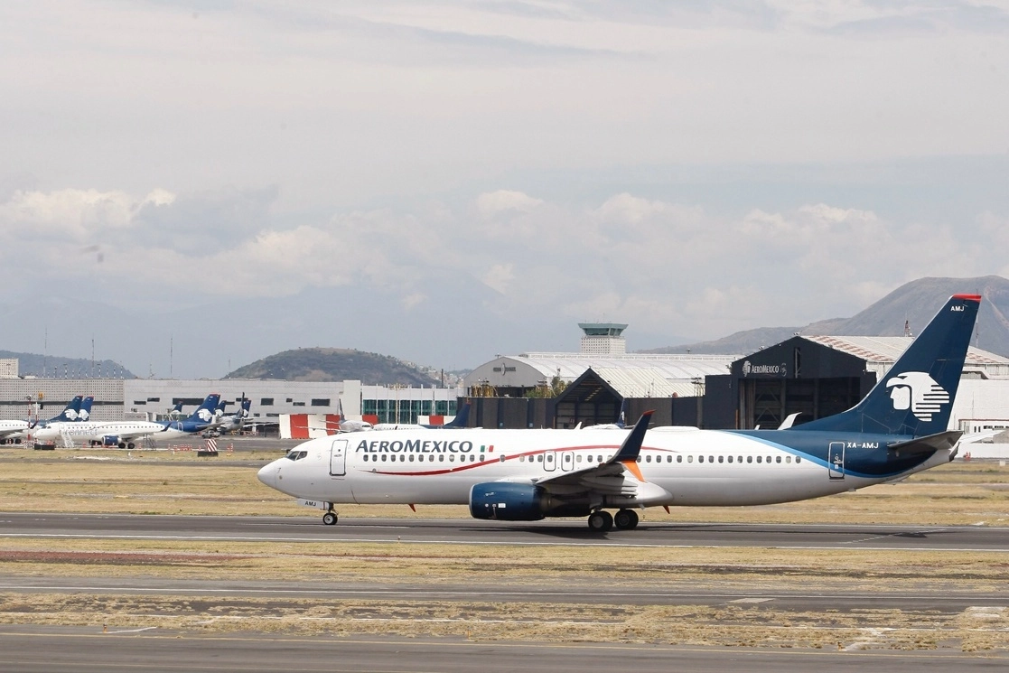 Avión de Aeroméxico en el Aeropuerto Internacional de la Ciudad de México. Foto Roberto García Ortiz / Archivo