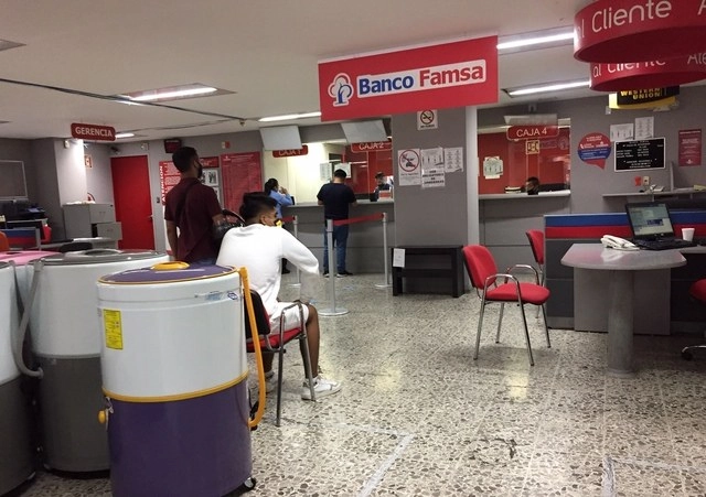 Las acciones de la minorista mexicana Grupo Famsa se desplomaban tras presentar en la víspera una solicitud de concurso mercantil en México y de bancarrota en Estados Unidos. Foto Cristina Rodríguez / Archivo