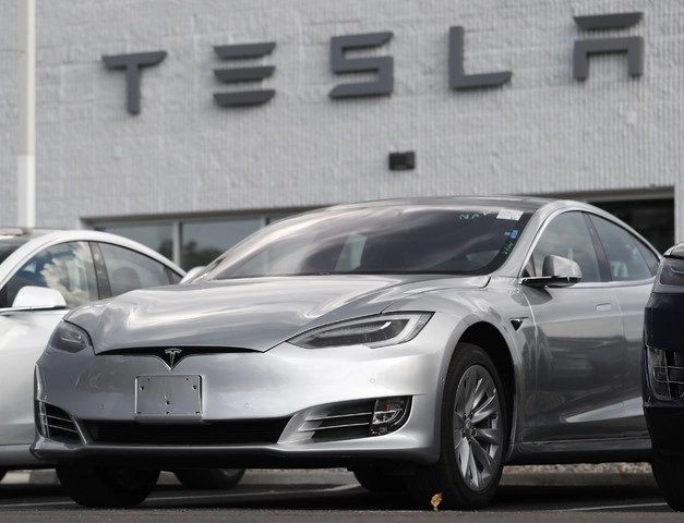 El presidente ejecutivo interino de Hertz, Mark Fields, dijo que el pedido, que será entregado a fines de 2022, será principalmente de vehículos Model 3. Foto Ap 