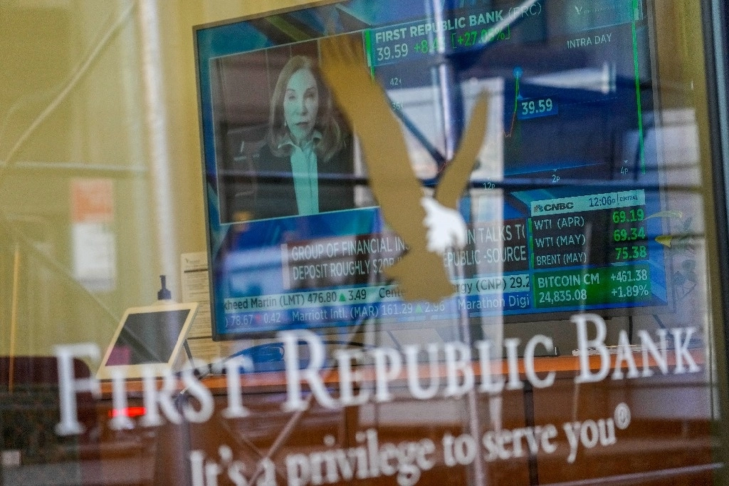 Las acciones de First Republic Bank se desplomaban 17% en las primeras operaciones de este viernes en Estados Unidos, tras una breve paralización de las cotizaciones. Foto Ap