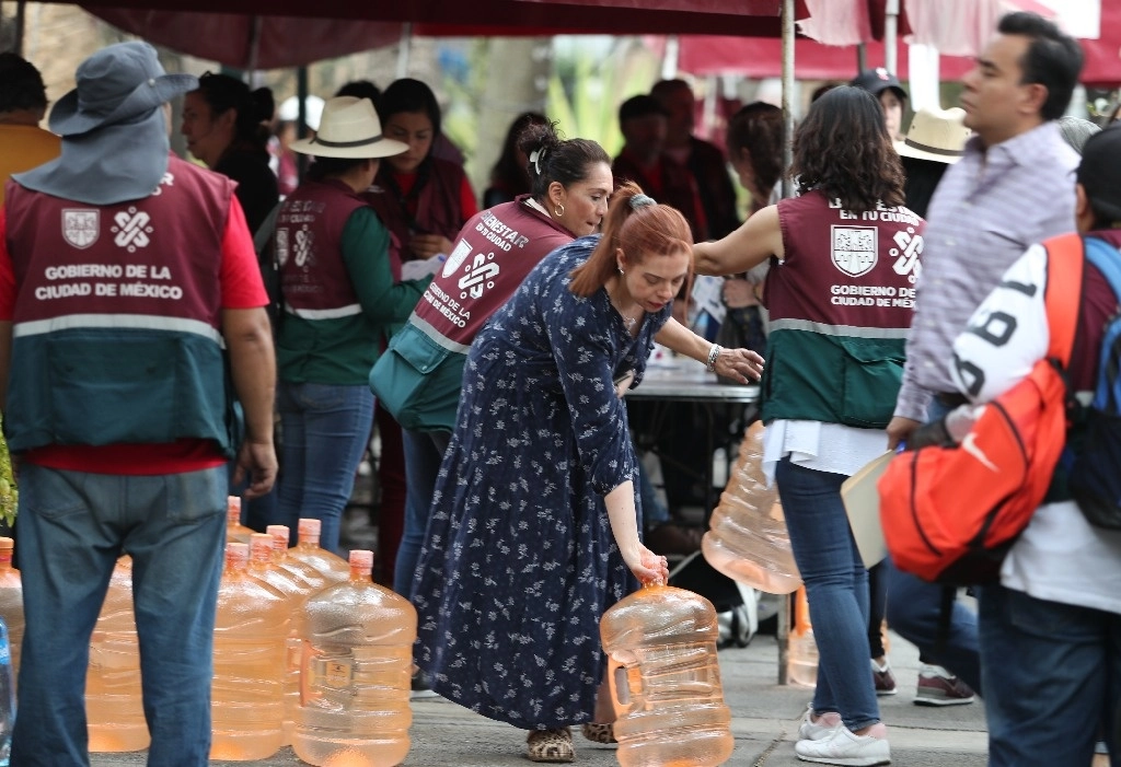 Distribución de agua purificada a vecinos de las colonias afectadas por la contaminación en la red pública de agua en la alcaldía Benito Juárez. Foto Alfredo Domínguez.