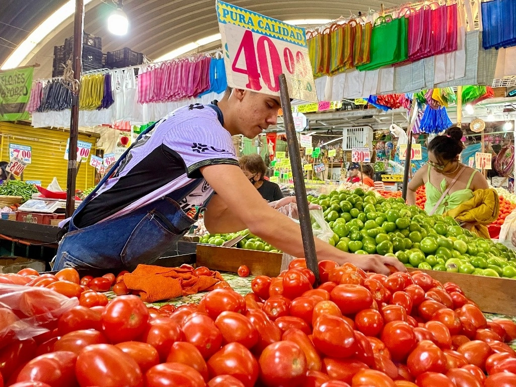 El jitomate ha rondado 50 pesos el kilogramo, debido a la inseguridad en su cadena de traslado. Su variación anual llegó a 54.24 por ciento. Foto Roberto García Ortiz 