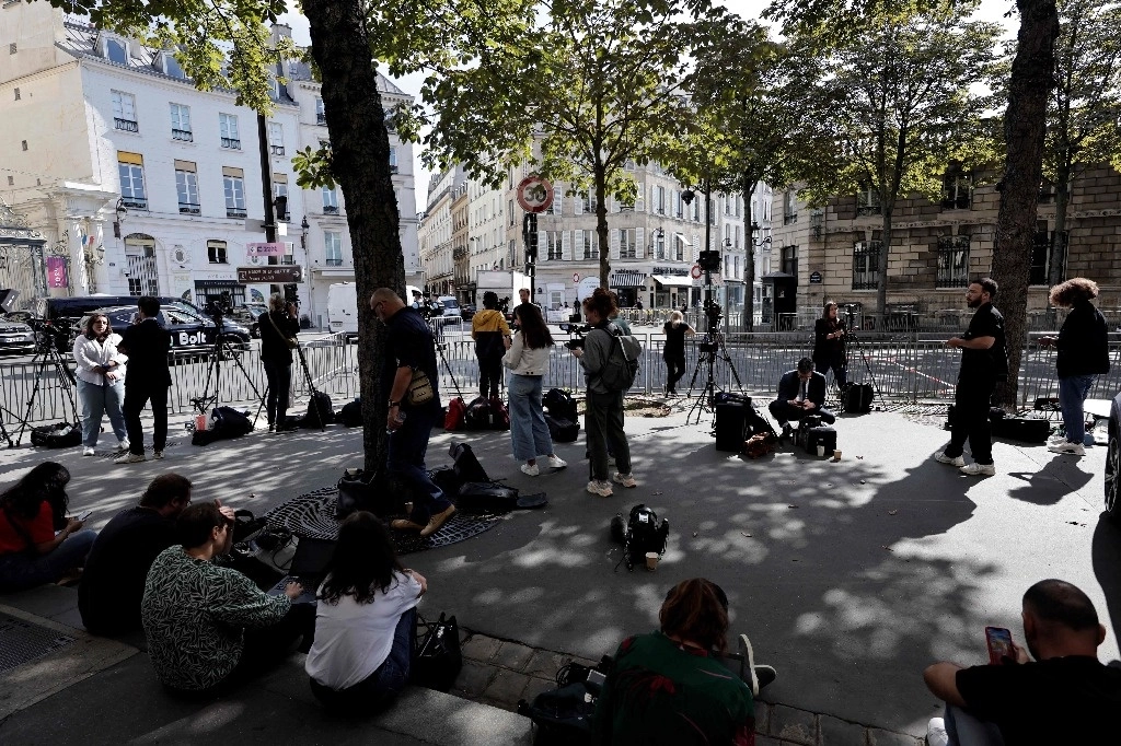 Periodistas esperan afuera del Palacio Presidencial del Elíseo, done el presidente francés Emmanuel Macron intensificó sus esfuerzos para encontrar un nuevo primer ministro después de casi dos meses de estancamiento tras elecciones legislativas no concluyentes, acogiendo a dos ex presidentes y dos candidatos potenciales, en París, el 2 de septiembre de 2024. Foto Afp