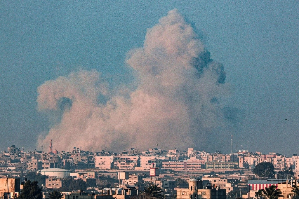 Una columna de humo se levanta luego de un ataque israelí en Rafá, al sur de la franja de Gaza. Foto Afp