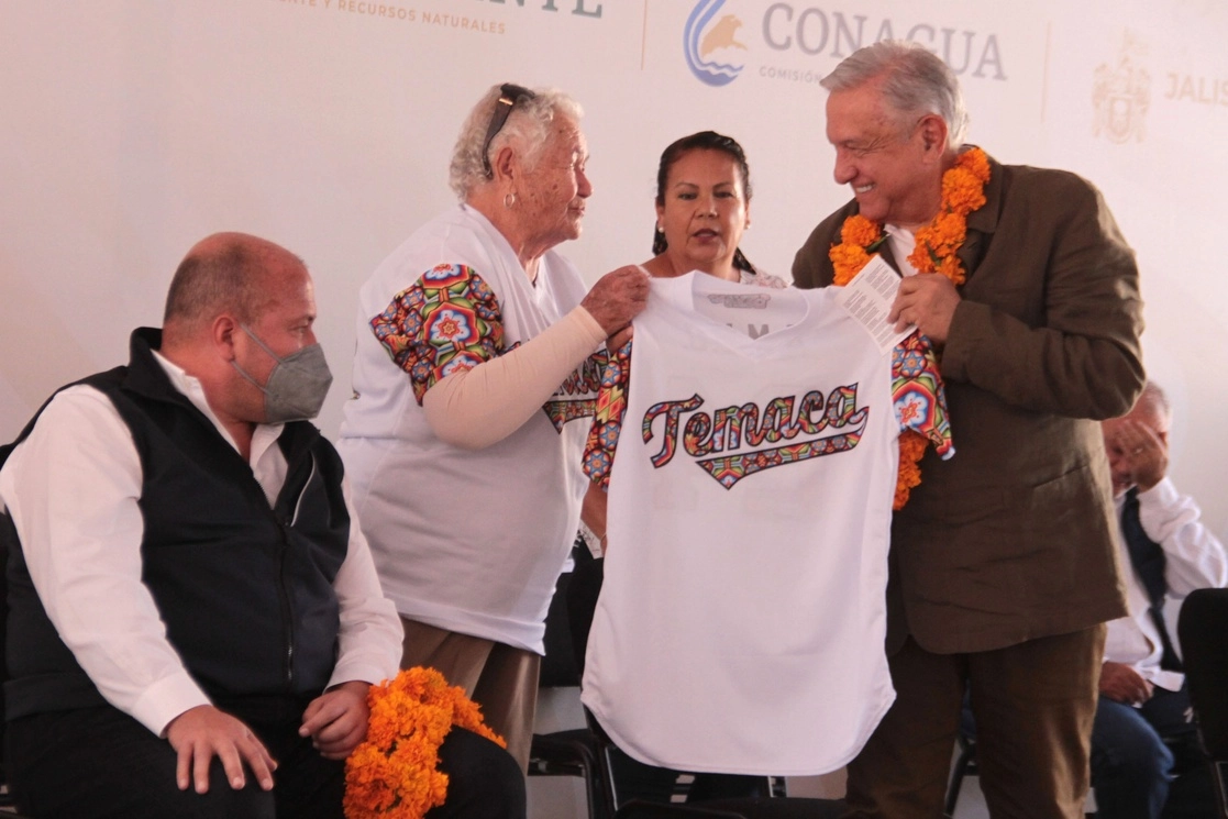El mandatario federal recibe un presente de habitantes de Temacapulín; observa el gobernador Enrique Alfaro, el 10 de octubre de 2021. Foto Arturo Campos Cedillo