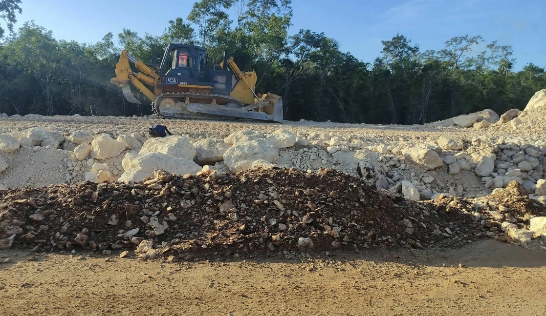 La Sedena tiene bajo su cargo la construcción de tres tramos del Tren Maya. En la imagen, maquinaria trabajando en el Tramo 5 Norte. Foto Cuartoscuro 