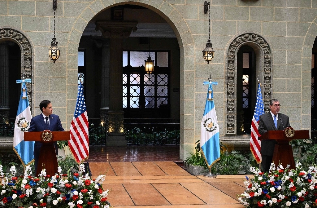 
El secretario de Estado de EU, Marco Rubio (izquierda) y el presidente de Guatemala, Bernardo Arévalo, en conferencia de prensa conjunta en el Palacio de la Cultura, en Ciudad de Guatemala, el 5 de febrero de 2025. Foto Afp
  