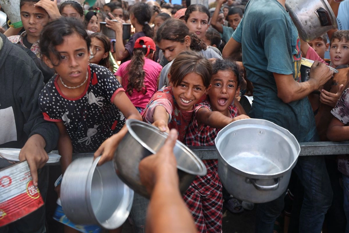 Organizaciones internacionales han denunciado que la crisis alimentaria causa estragos entre la población de Gaza. En el campo de refugiados de Nuseirat, en el centro de la franja, niños reciben comida.