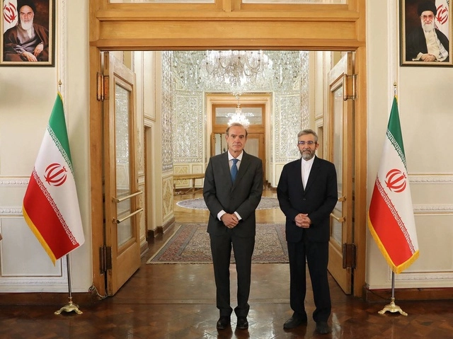 El viceministro iraní de Relaciones Exteriores, Ali Bagheri (derecha), y el secretario general del Servicio Exterior Europeo, Enrique Mora, en imagen del 14 de octubre pasado, en Teherán. Foto Afp 