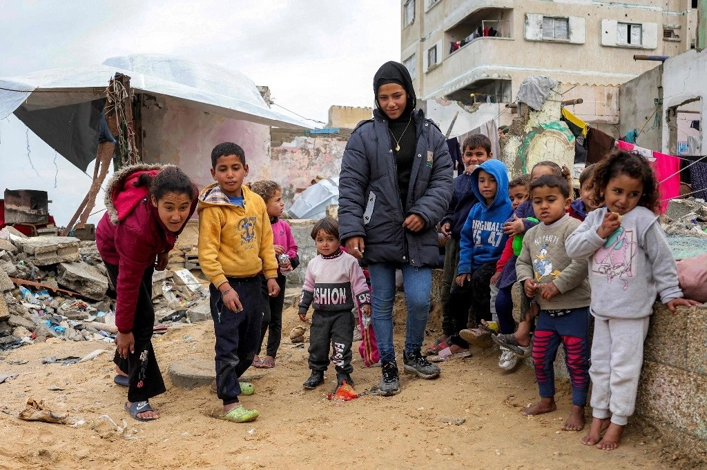Niñas y niños en el campamento de Shati para refugiados palestinos, al norte de la ciudad de Gaza, en medio del actual acuerdo de alto el fuego en la guerra entre Israel y Hamas, el 11 de febrero de 2025. Foto Afp