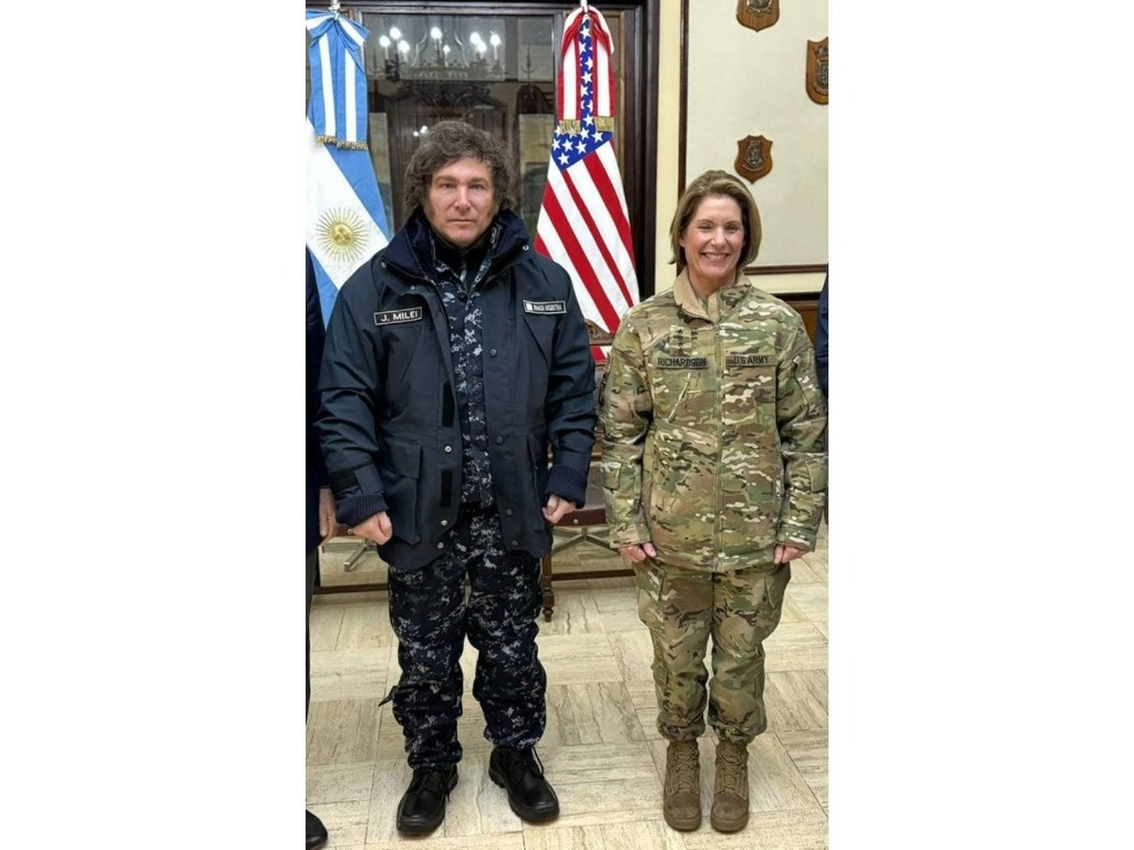El presidente de argentina, Javier Milei, recibió a la general Laura Richardson vestido con un traje militar de fajina. Foto Afp