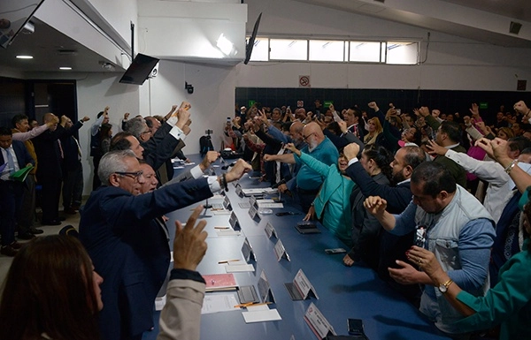 Autoridades de UNAM y STUNAM durante la firma de resultados de la revisión integral del Contrato Colectivo de Trabajo. Foto DGCS UNAM