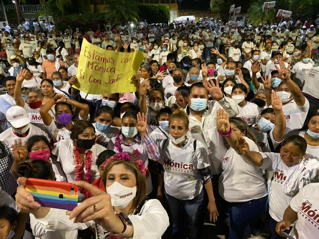 La candidata ha sido acompañada por decenas de habitantes en cada uno de sus mítines. Foto La Jornada