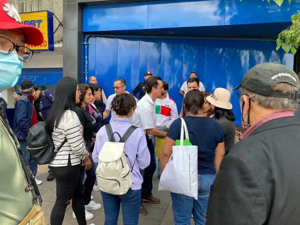 Trabajadores iniciaron protestas afuera del Metro Revolución. Foto Bertha Teresa Ramírez 