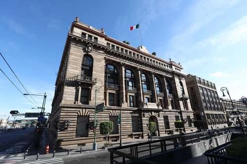 El titular del Poder Ejecutivo reconoció su autonomía al Banco de México, a la vez que advirtió que van a "estar vigilando" a quiénes se otorgan apoyos con los 750 mil millones de pesos que se determinó inyectar al sistema financiero. Foto Luis Castillo