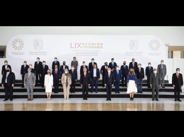 El presidente López Obrador y los gobernadores que participaron en la reunión de la Conago, realizada el 19 de agosto en San Luis Potosí. Foto tomada del Twitter de @MBarbosaMX