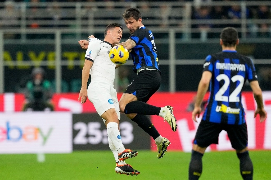 Giacomo Raspadori del Napoli, izquierda, salta al balón con Francesco Acerbi del Inter de Milán durante el partido de fútbol de la Serie A entre el Inter de Milán y el Napoli en el estadio de San Siro, en Milán, Italia, el 17 de marzo de 2024. Foto Ap