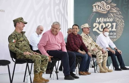 El presidente Andrés Manuel López Obrador encabezó la inauguración de instalaciones de la Guardia Nacional en rancho La Ventana, en Pitiquito, Sonora. Foto Presidencia