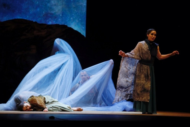 Los personajes de Guadalupe Paz (de pie), quien interpreta a Galatea; Daniela Rico, Acis, y Polifemo, son desdoblados por bailarines que refuerzan la representación. Foto Cristina Rodríguez




