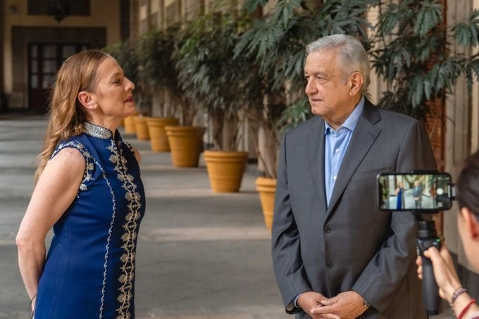 El presidente Andrés Manuel López Obrador (der) junto con su esposa Beatriz Gutiérrez Mueller (izq) durante la grabación del video con motivo del Día de la Madre. Foto tomada de la cuenta de Twitter @lopezobrador_