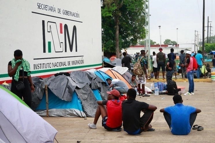 Migrantes aguardan en las inmediaciones del INM en Tapachula, Chiapas. Foto Luis Castillo/Archivo