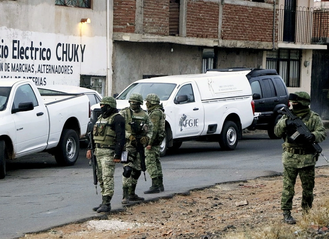 Integrantes del Ejército Mexicano dan apoyo y resguardo a policías de investigación y peritos de la fiscalía zacatecana, al realizar cateos a presuntas casas de seguridad usadas por la delincuencia organizada. La imagen en la colonia Benito Juárez, de la ciudad de Zacatecas. Foto Alfredo Valadez Rodríguez / La Jornada