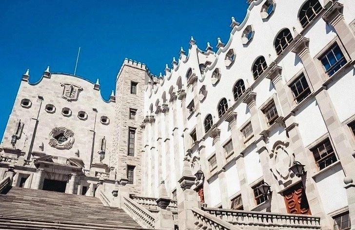 La Fiscalía en Delitos de Alto Impacto acusa a los alumnos de la UG de daños a edificios públicos y bienes con valor artístico e histórico, tipificado “en el artículo 210 primer párrafo, en relación con el 211, 13 y 20 primer párrafo, tercer supuesto del Código Penal”. Foto @UdeGuanajuato