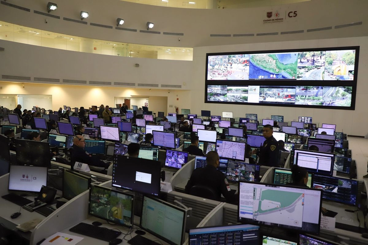 Tras varias horas, el Gobierno de la Ciudad de México aclaró que la operación de la videovigilancia, resguardos y el sistema de despacho de las líneas de emergencia, "se encuentran aislados, tecnológica y operativamente de la web, que es meramente informativa". Foto 
