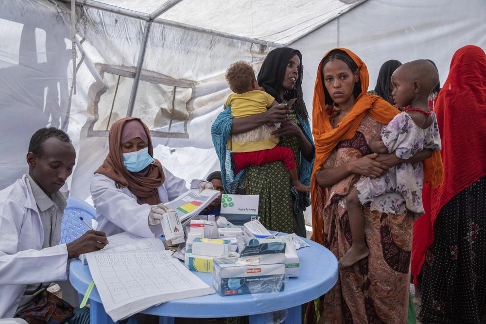 Un equipo de salud y nutrición atiende a madres desplazadas y a sus hijos en Etiopía. Foto Unicef vía Ap / Archivo