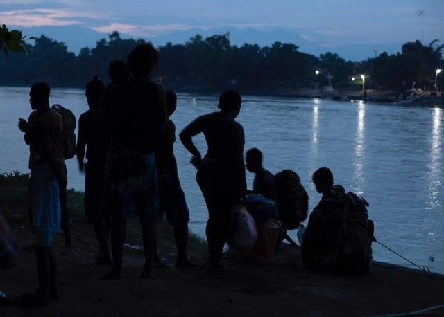 El donativo de Acnur será para la atención a la población, incluidas personas refugiadas y solicitantes de asilo. En la imagen, un grupo de migrantes cruzan el río Suchiate, en Chiapas. Foto Alfredo Domínguez / Archivo
